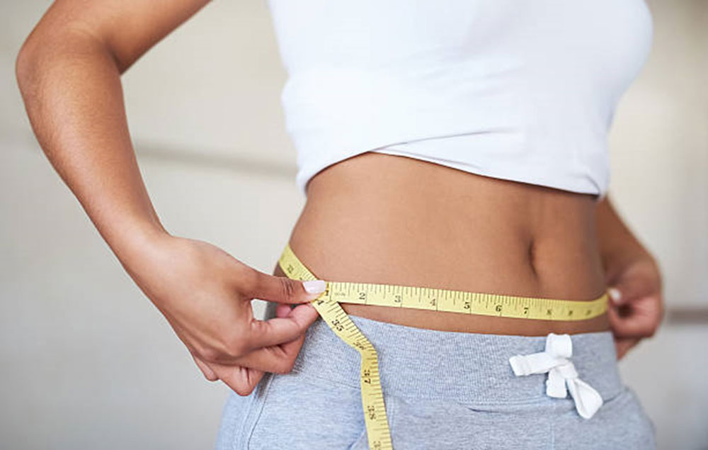 women measuring her stomach